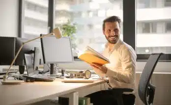 un homme assis à son bureau