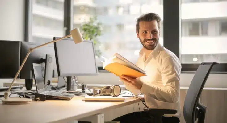 un homme assis à son bureau