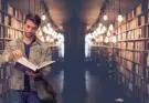 Un étudiant dans une bibliothèque