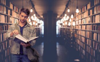 Un étudiant dans une bibliothèque