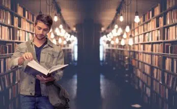 Un étudiant dans une bibliothèque