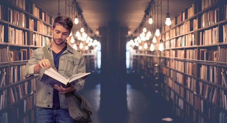 Un étudiant dans une bibliothèque