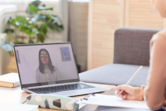 La formation en distanciel, un atout précieux pour réussir sa reconversion professionnelle
