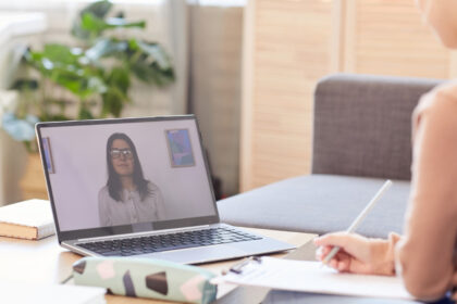 La formation en distanciel, un atout précieux pour réussir sa reconversion professionnelle