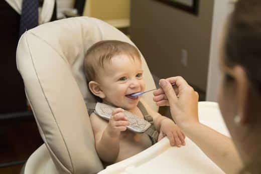 nounou donne a manger au bébé
