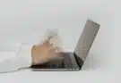 écrire sur un clavier d'ordinateur portable