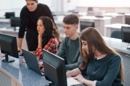 Pourquoi choisir un bachelor informatique pour votre carrière tech ?