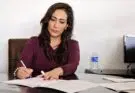 Une femme travaille